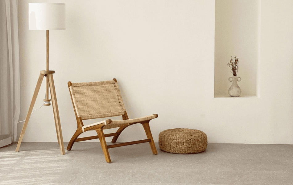 Stylowa aranżacja wnętrza z nowoczesnymi meblami, idealna prezentacja dla e-commerce.